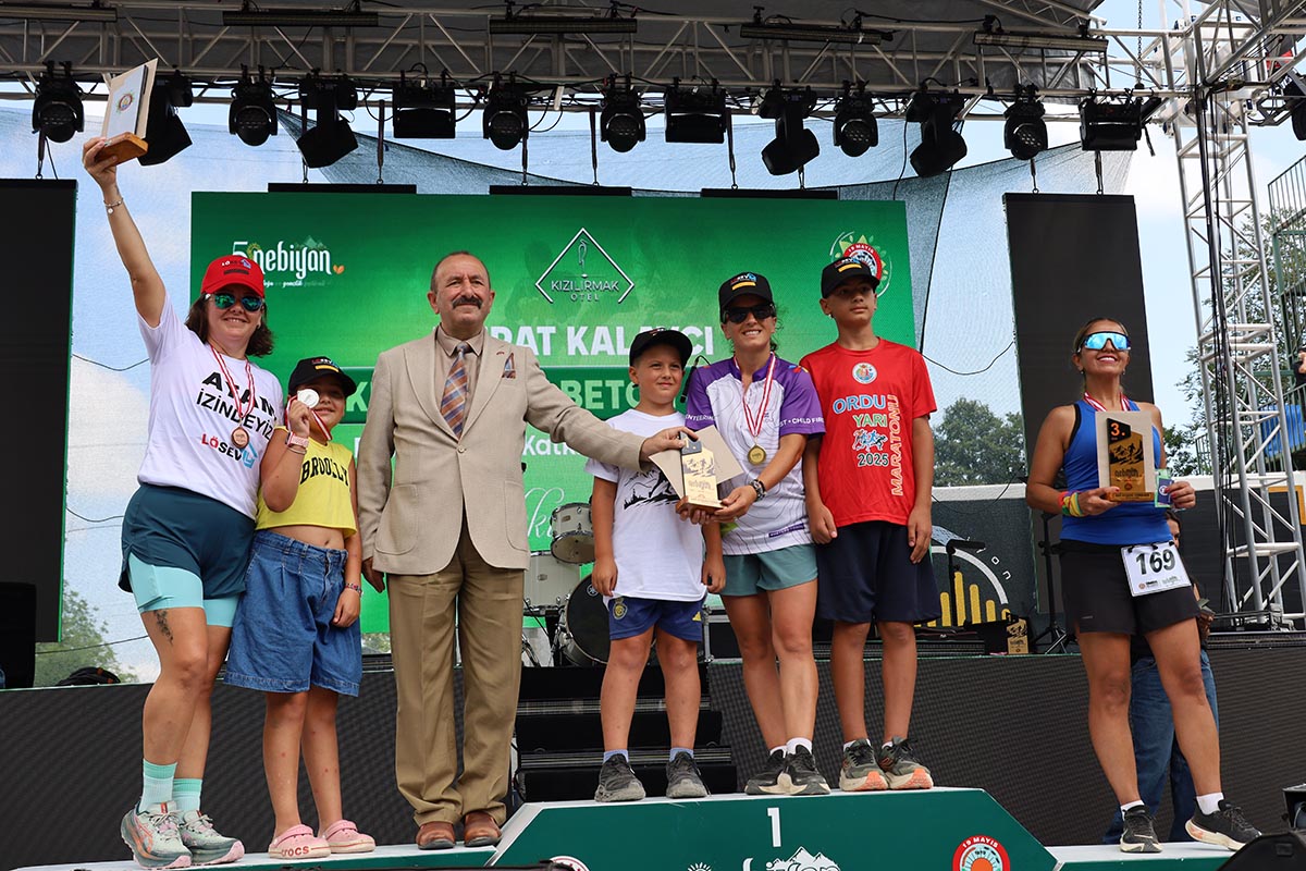 nebiyanfestte-zirveye-kostular-odullerini-aldilar-007.JPG