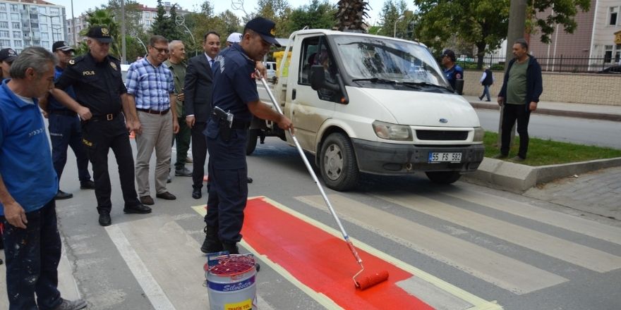 ogrenciler-yaya-gecitlerini-hayata-saygi-durusu-sloganiyla-kirmiziya-boyadi-007.jpg