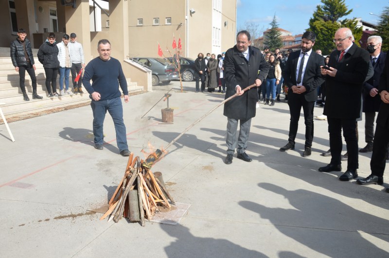 okul-bahcesinde-nevruz-atesi-yakildi.JPG