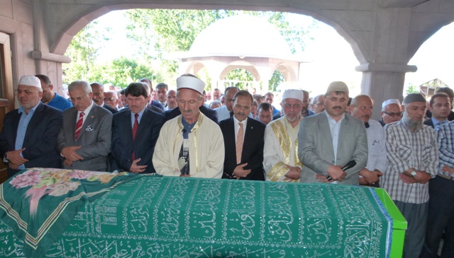 omer-yayla-esi-defin-edildi2.jpg