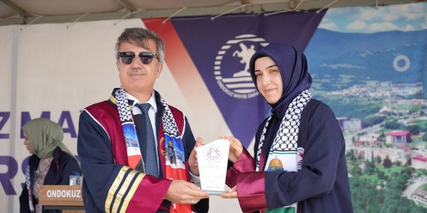 omu-ilahiyat-fakultesi-mezuniyetinde-israil-tepkisi-1.jpg