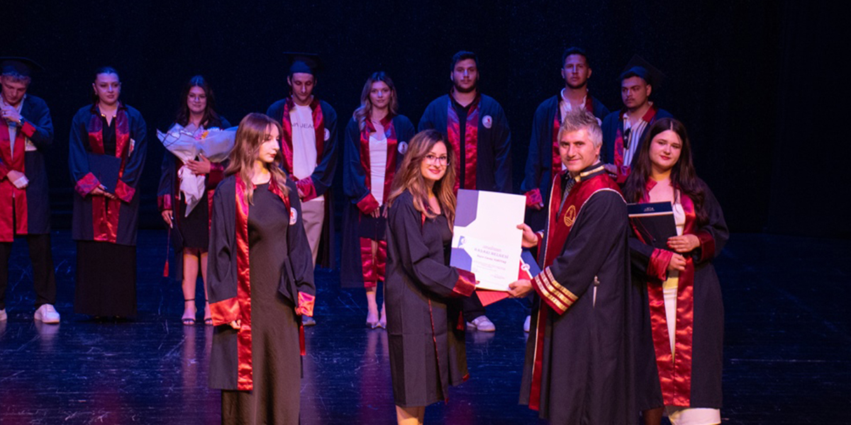omu-samsun-myoda-mezuniyet-coskusu-ogrenciler-kep-atti-1.jpg