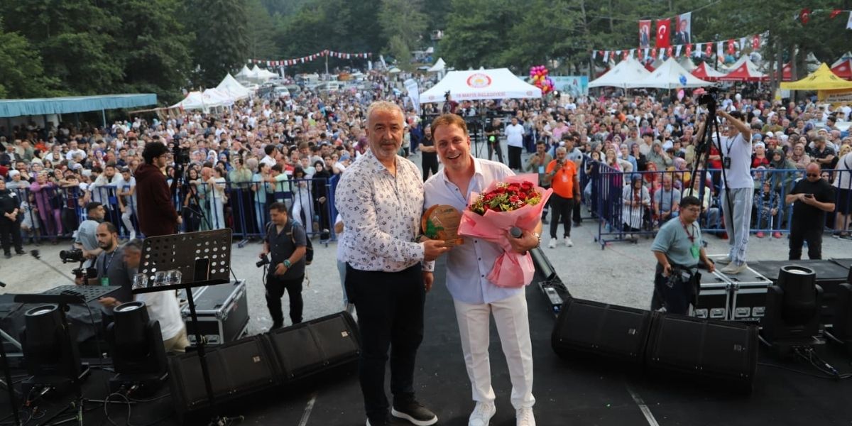 onay-sahin-nebiyanfesti-salladi-binlerce-kisi-horona-durdu-001.jpg