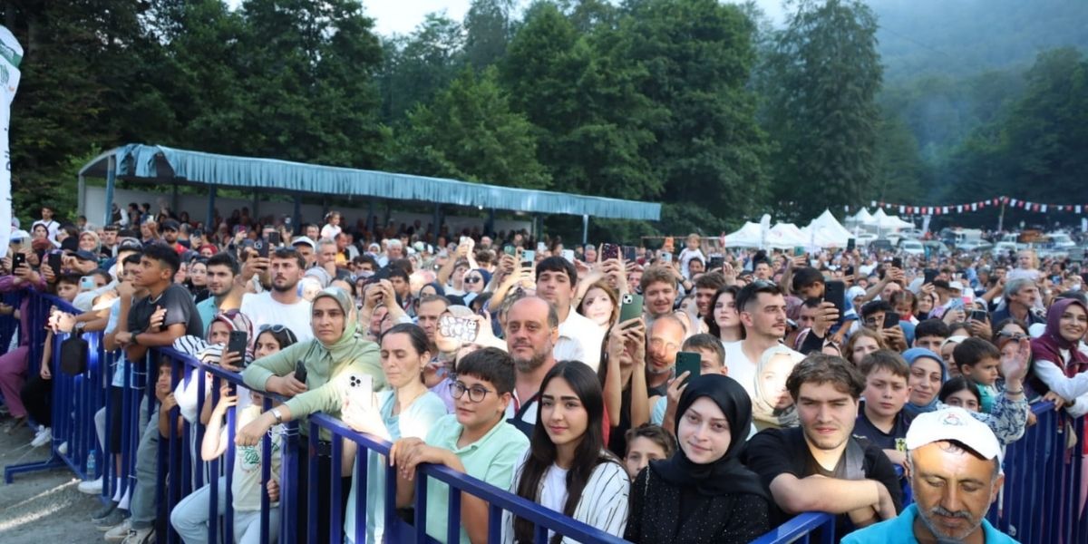 onay-sahin-nebiyanfesti-salladi-binlerce-kisi-horona-durdu-003.jpg