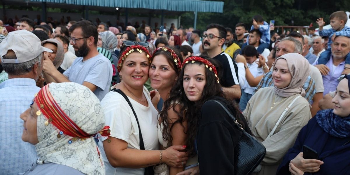 onay-sahin-nebiyanfesti-salladi-binlerce-kisi-horona-durdu-004.jpg