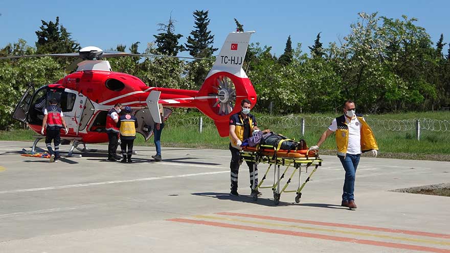 ormanda-kestigi-agac-uzerine-dusen-sahis-ambulans-helikopterle-hastaneye-yetistirildi-4.jpg