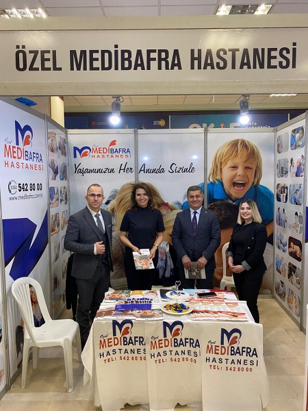 orta-karadeniz-kariyer-fuarinda-ozel-medibafra-hastanesi-standina-yogun-ilgi-001.jpeg