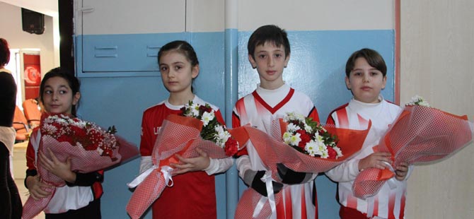 osman-ozkoylu-ve-futbolcular-ogrencilerle-bulustu_7328_dhaphoto2.jpg