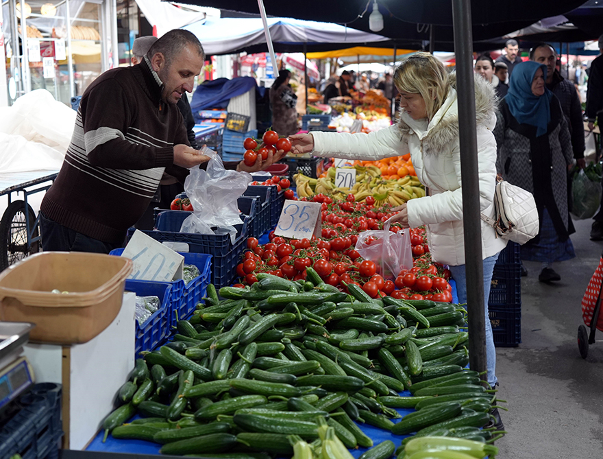 pazar-yerinde-salatalik.jpg