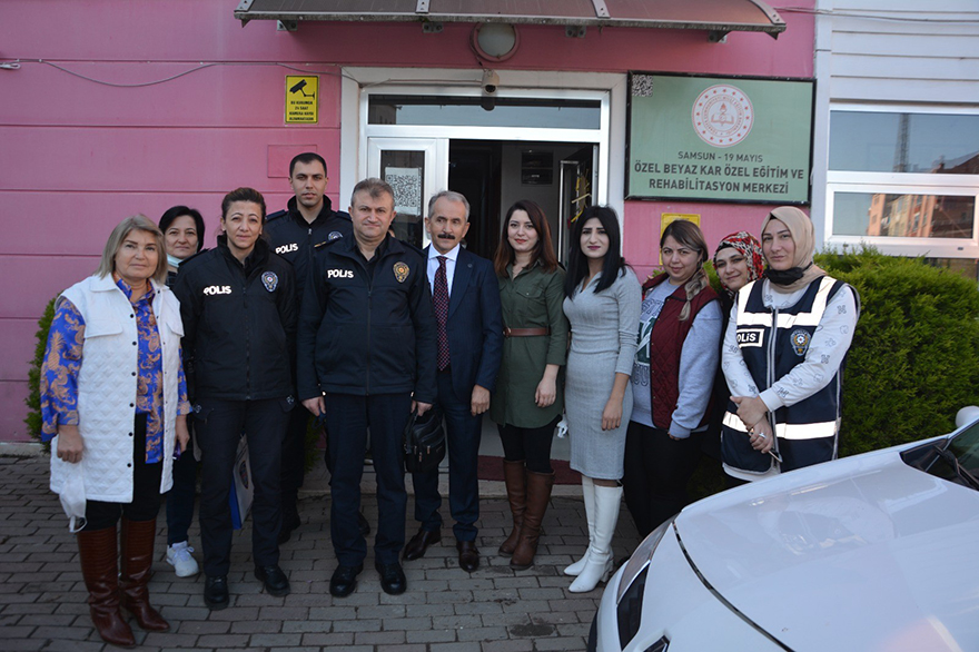 polis-ozel-ogrencileri-yalniz-birakmadi-2.jpg