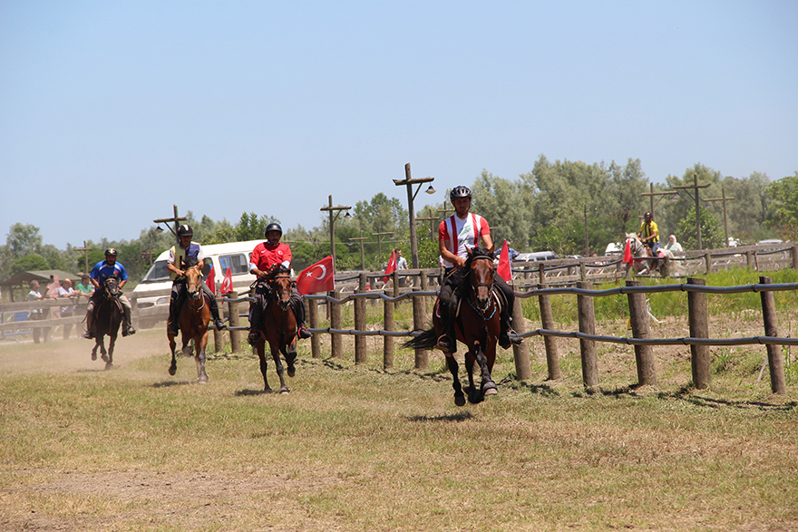 rahvan-at-yarislari-izleyenlerin-nefesini-kesti-3.jpg