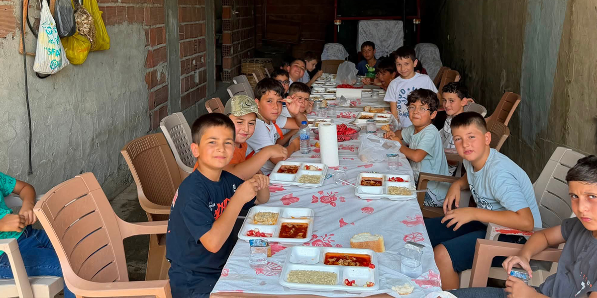 ramazan-ozdemir-ogrencilerle-akguney-mahallesinde-bulustu-1.jpg