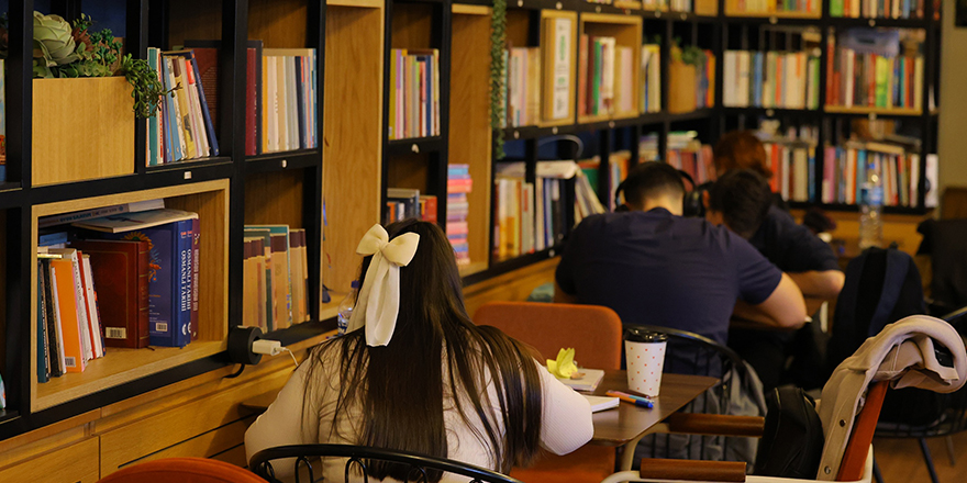 rasathane-kitap-kafe-genclerin-yeni-bulusma-noktasi-oldu-2.jpg
