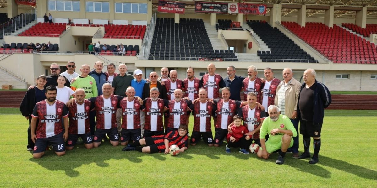 sampiyonlar-bafrada-bulustu-efsaneler-yillar-sonra-ayni-sahada-002.jpg
