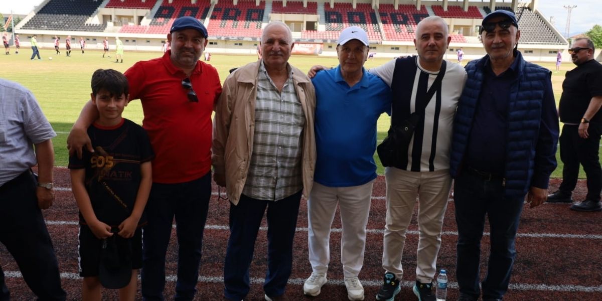 sampiyonlar-bafrada-bulustu-efsaneler-yillar-sonra-ayni-sahada-004.jpg