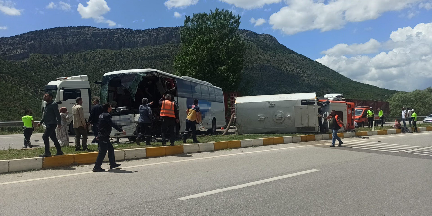 samsun-antalya-seferini-yapan-otobus-temizlik-araciyla-carpisti1.png