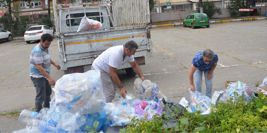 samsun-bafra-mesleki-ve-teknik-anadolu-lisesi-mudur-yardimcisi-emine-kadioglu-ulucay-sokak-hayvanlari-icin-plastik-atik-topluyor-2.png