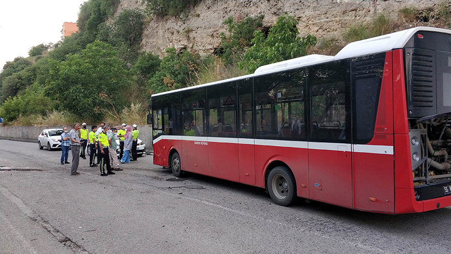 samsun-belediye-otobusu-kaza-yapti-surucu-agir-yaralandi-2.jpg