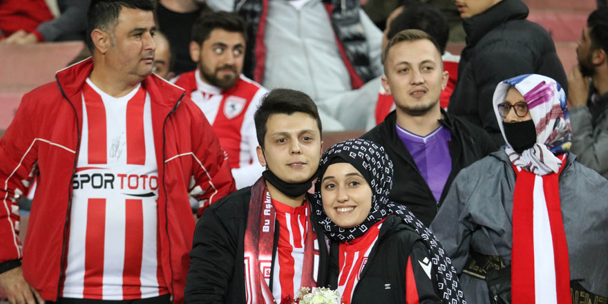 samsun-macinda-kiz-arkadasina-evlenme-teklifi-yapti-1.jpg