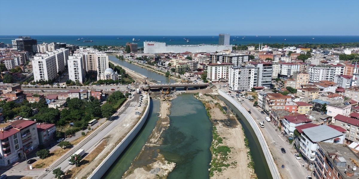 samsunda-100-yil-koprusu-trafige-kapatildi.jpg