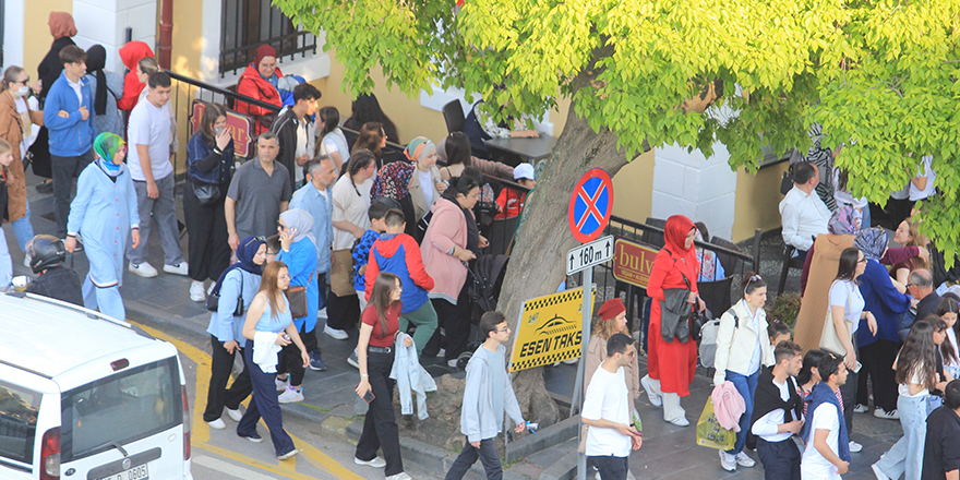 samsunda-19-mayis-coskusu-trafigi-kilitledi-2.jpg