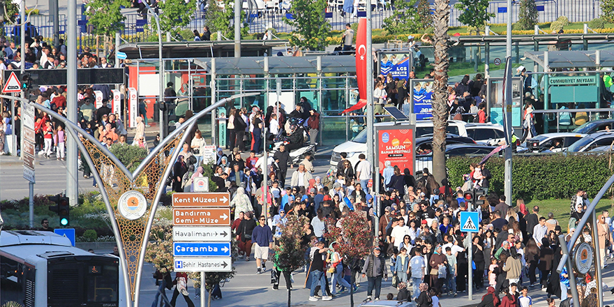 samsunda-19-mayis-coskusu-trafigi-kilitledi-3.jpg