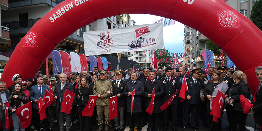samsunda-1919-metrelik-bayrakla-19-mayis-coskusu-5.jpg