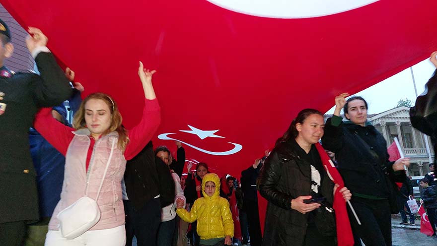 samsunda-1919-metrelik-bayrakla-bayrak-ve-fener-alayi-yuruyusu-005.jpg