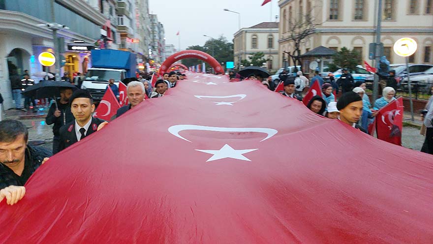 samsunda-1919-metrelik-bayrakla-bayrak-ve-fener-alayi-yuruyusu-007.jpg