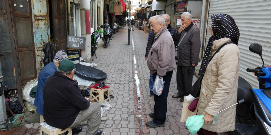 samsunda-94-yasindaki-semsiye-tamircisinin-basinda-kuyruk-oluyorlar-005.png