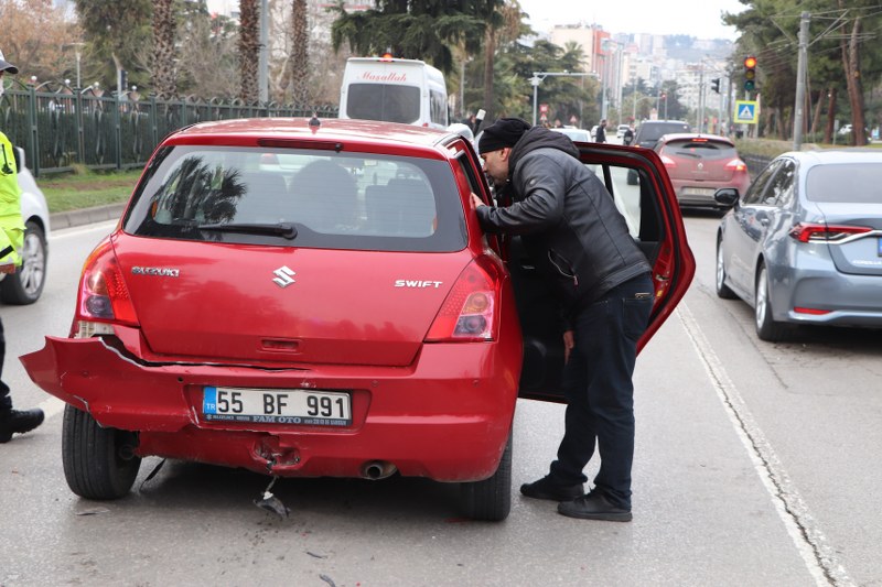 samsunda-alkollu-surucu-otomobile-carpip-kacti.jpg