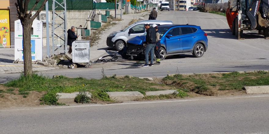 samsunda-araciyla-elektrik-diregine-carpan-avukat-ve-kizi-yaralandi.png