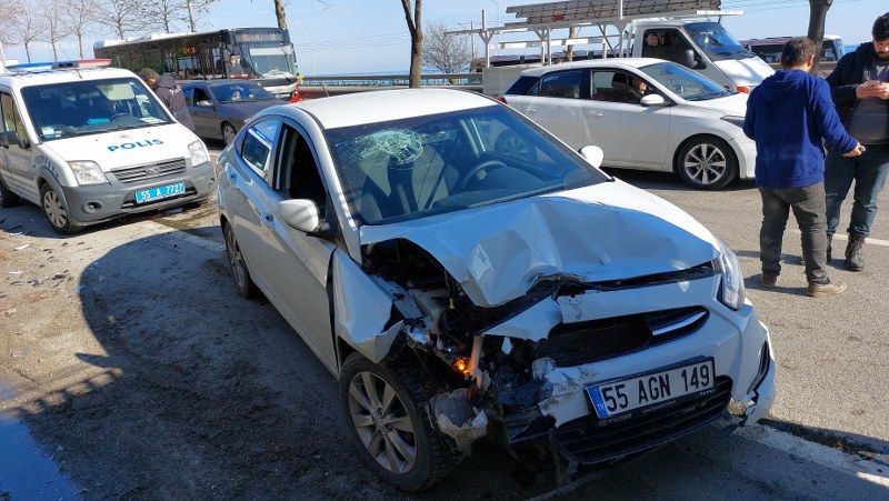 samsunda-ariza-yapan-minibuse-otomobil-carpti.jpg