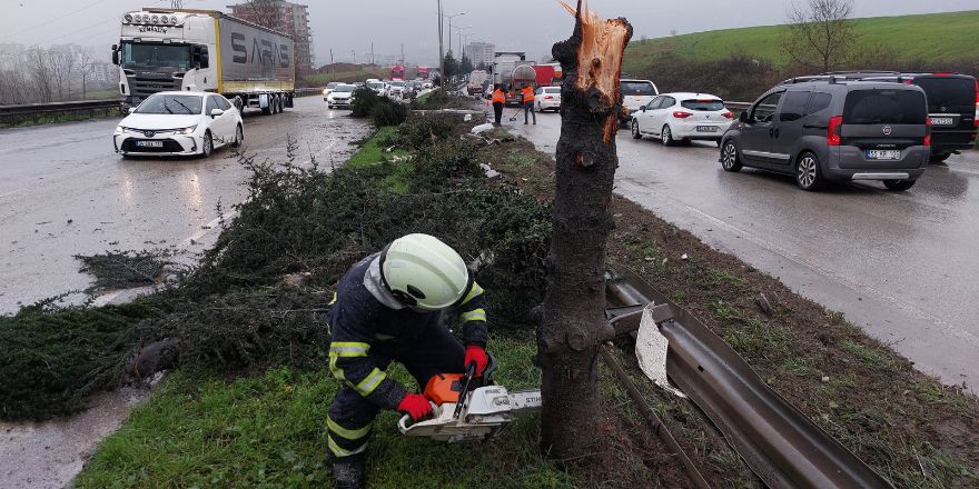 samsunda-bariyeri-parcalayan-tirin-motoru-karsi-seride-firladi-1-yarali1.jpg