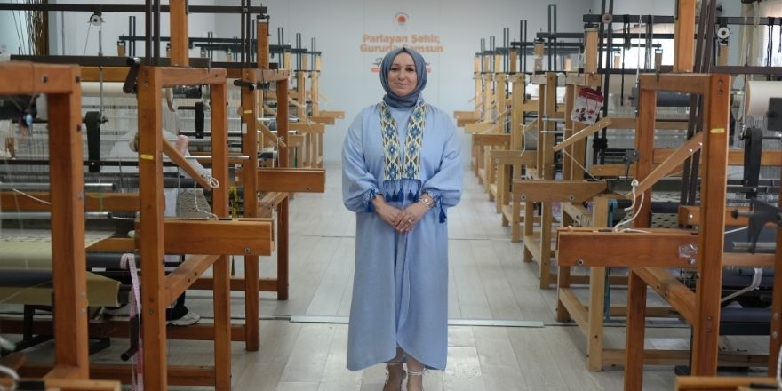 samsunda-buyuksehir-belediyesi-tarafindan-kurulan-kenevir-ve-ipek-dokuma-atolyesi-dogal-yapisiyla-dikkat-ceken-kenevir-kumasindan-kadin-ve-erkek-kiyafetleri-uretmeye-devam-ediyor-kavurucu-yaz-sicaklarinda-nefes-aldiran.jpg