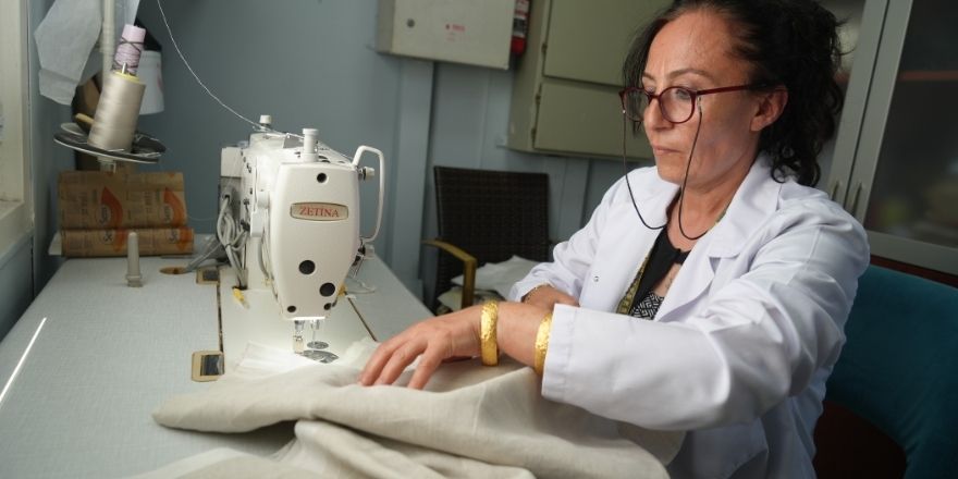 samsunda-buyuksehir-belediyesi-tarafindan-kurulan-kenevir-ve-ipek-dokuma-atolyesi-dogal-yapisiyla-dikkat-ceken-kenevir-kumasindan-kadin-ve-erkek-kiyafetleri-uretmeye-devam-ediyor-kavurucu-yaz-sicaklarinda-nefes-alsiran.jpg