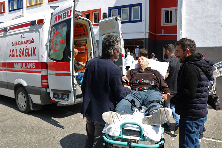 samsunda-engelli-ve-hastalar-oy-kullanmaya-ambulansla-geldi-5.jpg