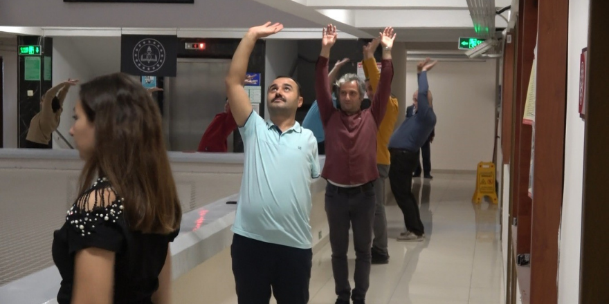 samsunda-il-milli-egitim-mudurlugu-calisanlari-valilik-binasi-icerisinde-sabah-sporu-yaparak-mesaiye-basliyor-007.png