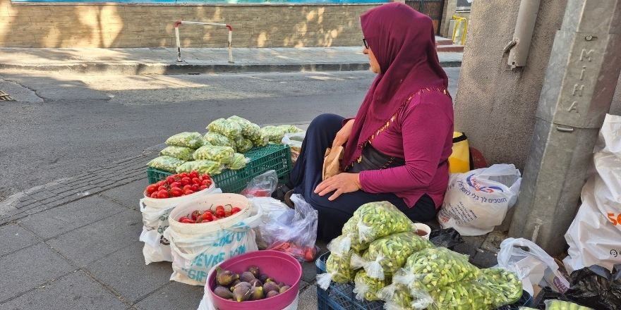 samsunda-kadin-ureticiler-kaldirimlarda-bamya-satiyor-1.jpg