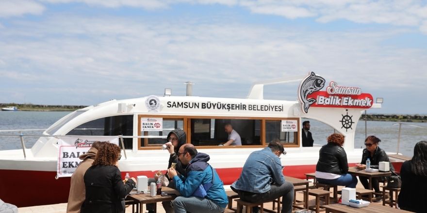 samsunda-kurupelit-yat-limanina-balik-ekmek-teknesi-acildi-002.jpg