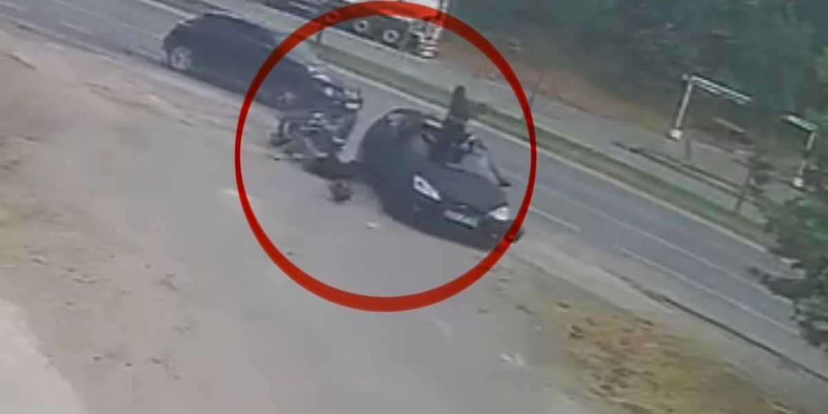 samsunda-motosiklet-kazasi-kamerada-2-yarali.jpg