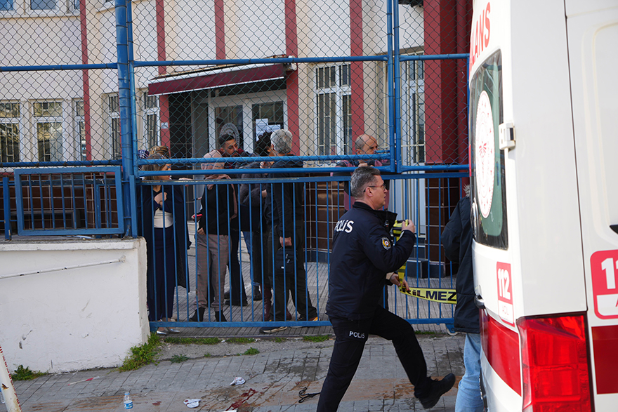samsunda-okul-onunde-silahli-olay-2-kisi-yaralandi-6.jpg
