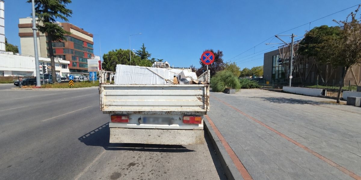 samsunda-otomobil-tramvay-istasyonuna-carpti-3-yarali.jpg