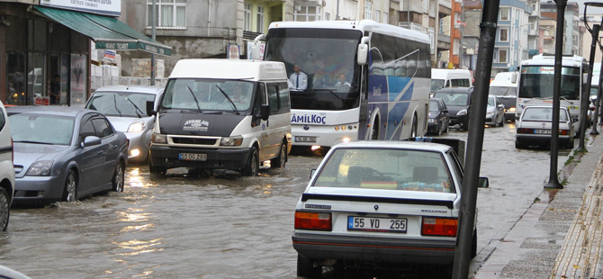 samsunda-saganak-yagis-hayati-felc-etti.jpg