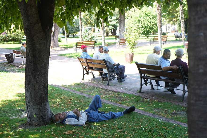 Samsun'da sıçak hava vatandaşı ağaç gölgelerine itti