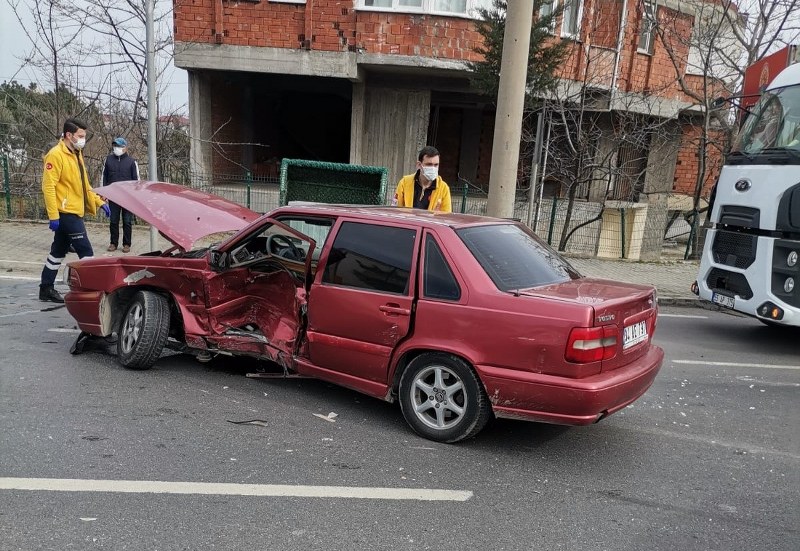 samsunda-trafik-kazasi-1i-polis-2-kisi-yarali-001.jpg