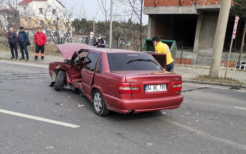 samsunda-trafik-kazasi-1i-polis-2-kisi-yarali-002.jpg