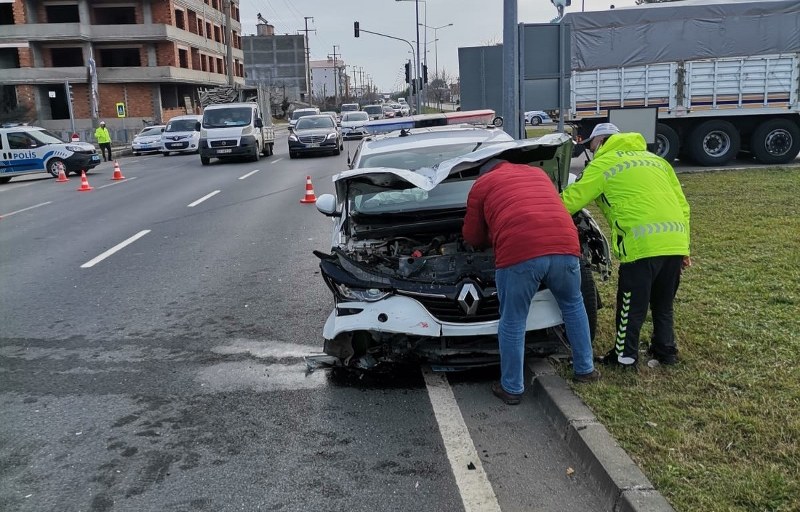 samsunda-trafik-kazasi-1i-polis-2-kisi-yarali.jpg