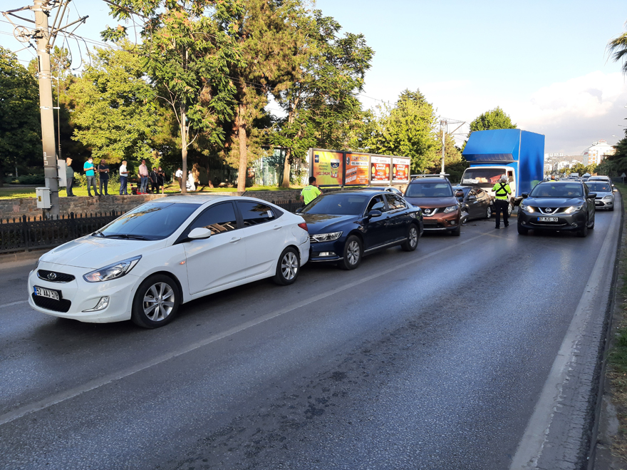 samsunda-zincirleme-trafik-kazasi-4-yarali-6.jpg