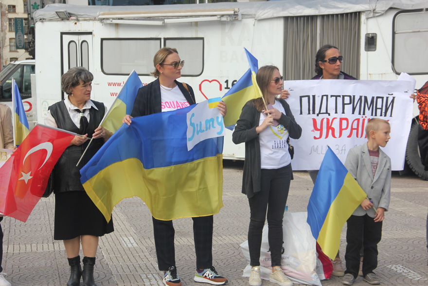 samsundaki-ukraynalilar-fuze-saldirisini-protesto-etti-003.jpg